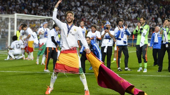 سرخیو راموس|سرخیو راموس همراه با هم تیمی های خود در رئال مادرید جشم قهرمانی در لیگ قهرمانان را برگزار می کنند.