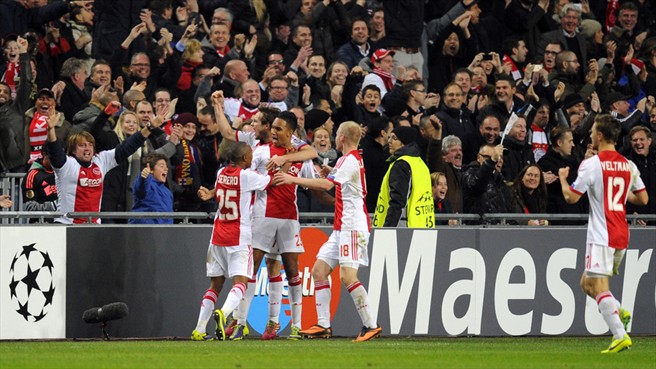 آژاکس|آژاکس گل دوم دنی هوسن برابر بارسلونا را جشن می گیرد.