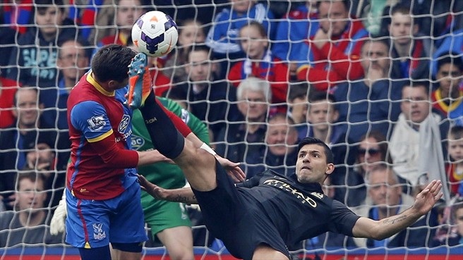 سرخیو اگیرو|ضزبه آکروباتیک اگیرو روی دروازه کریستال پالاس