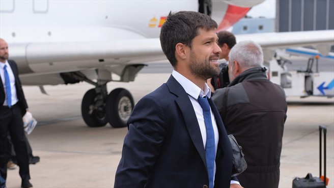 دیگو|دیگو از باشگاه اتلتیکو ماردید همراه با سایر هم تیمی ها برای دیدار در فینال لیگ قهرمانان اروپا برابر رئال مادرید، در فرودگاه شهر لیسبون از هواپیما پیاده می شود.