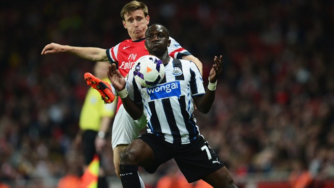 آرون رمزی - موسی سیسوکو|درگیری سیسوکو و ارون رمزی بر سر گرفتن توپ