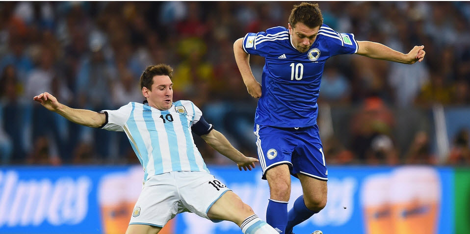 لیونل آندره مسی|تلاش لیونل مسی برای متوقف کردن بازیکن بوسنی ، میسیمویچ .