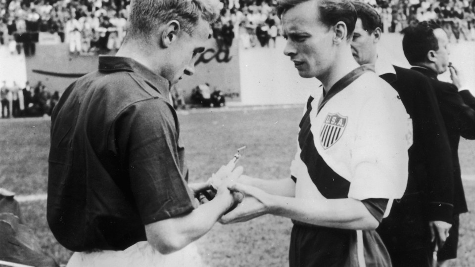 جام جهانی 1950|کاپیتان انگلستان، بیلی رایت و کاپیتان آمریکا، اد مکیلونی، پیش از دیدار تیم های خود در جام جهانی 1950 سوغاتی به رسم یادبود با هم مبادله می کنند.