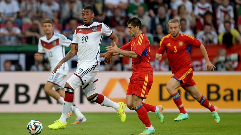 جرومی بواتِنگ|تلاش جرمی بواتنگ مدفع تیم ملی آلمان برای بسته نگه داشتن دروازه تیمشان.