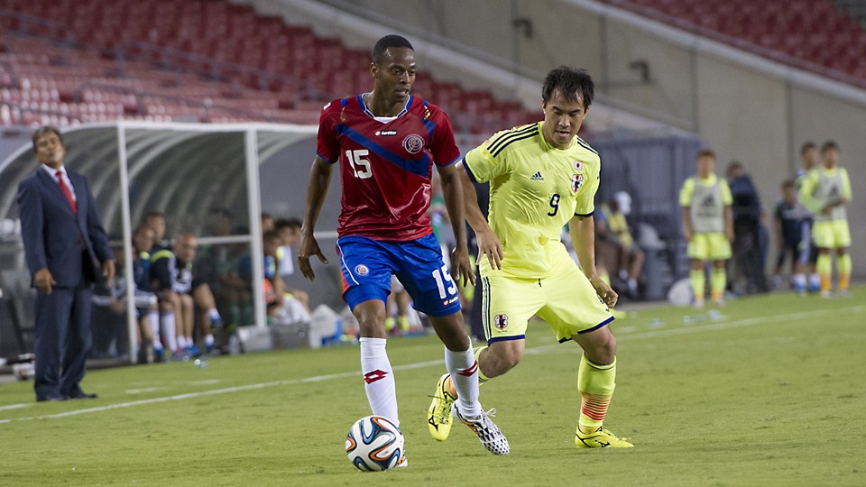 شينجي اوكازاكي|درگیری باریکنان ژاپن و کاستاریکا بر سر گرفتن توپ