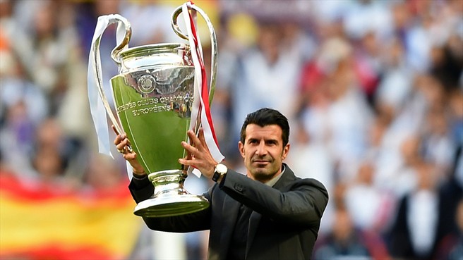 لوئیس فیگو|بازیکن سابق رئال مادرید، لوئیس فیگو، پیش از انجام فینال، جام را وارد زمین می کند.