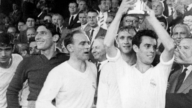 فینال لیگ قهرمانان اروپا 1959|خوزه سانتاماریا، جام قهرمانی لیگ قهرمانان اروپا 1959 را پس از پیروزی 2-0 برابر رم در هوا بلند می کند.