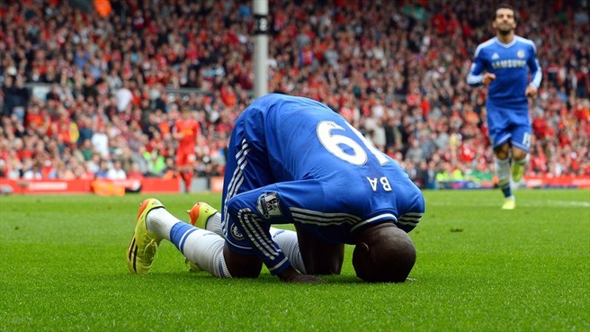 امبا با|شادی زیبای با مهاجم مسلمان چلسی بعد از به ثمر رساندن گل اول تیمش.