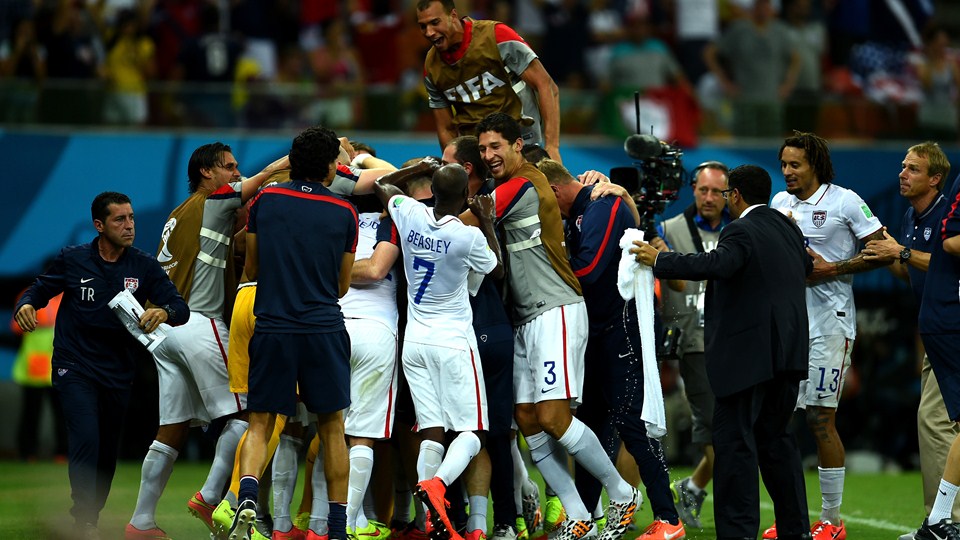 ایالات متحده امریکا|شادمانی بازیکنان ایالات متحده آمریکا بعد از گلزنی مقابل تیم ملی پرتغال.