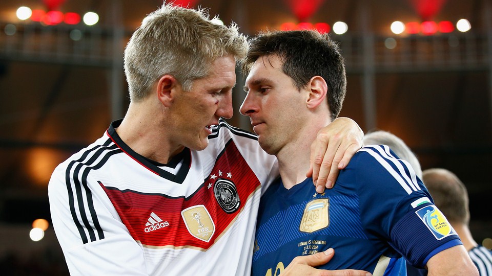 لیونل مسی - باشتین شوانشتایگر|خوش و بش مسی و باشتین شوانشتایگر بعد از پایان بازی.