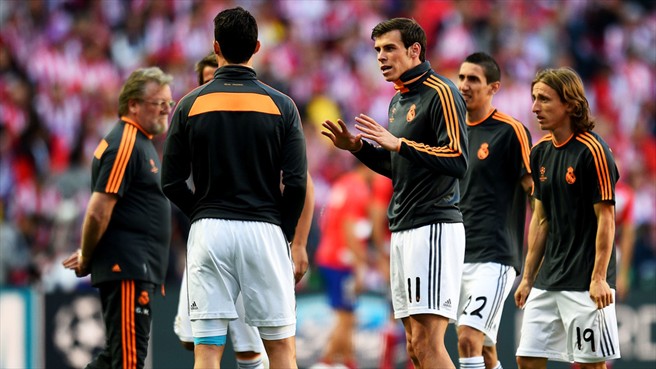 گرت بیل|گرت بیل پیش از شروع فینال با سایر هم تیمی ها صحبت می کند.