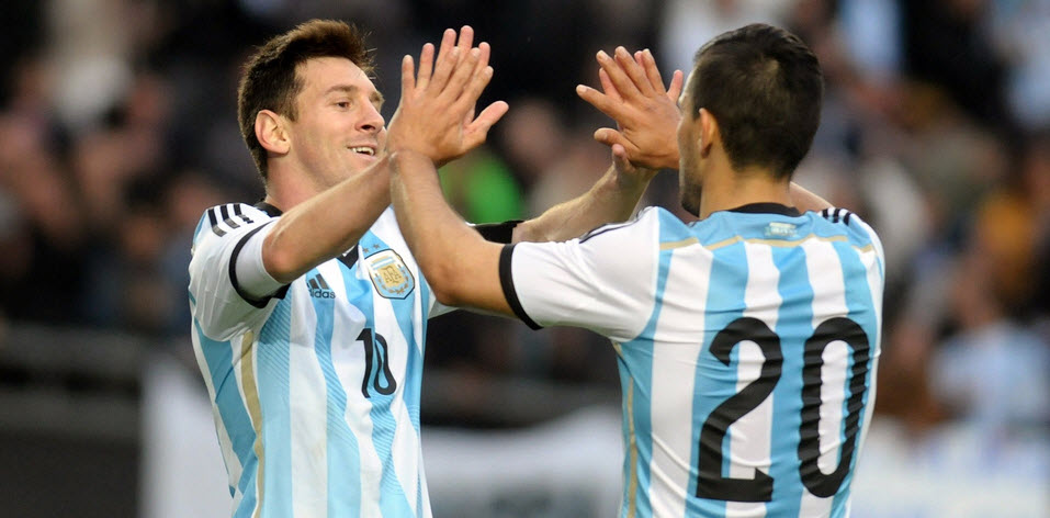 آگیرو -  مسی|جشن لئو مسی بعد از باز کردن دروازه اسلوونی همراه با آگوئرو.