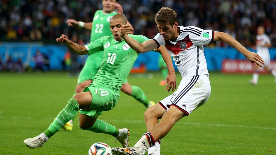 سوفيان فیغولی - توماس مولر|حمله توماس مولر مهاجم تیم آلمان به سمت دروازه الجزایر.