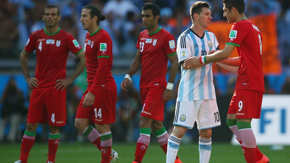 لیونل آندره مسی|دست دادن لیونل مسی با بازیکن تیم ملی کشورمان ،علیرضا جهانبخش .