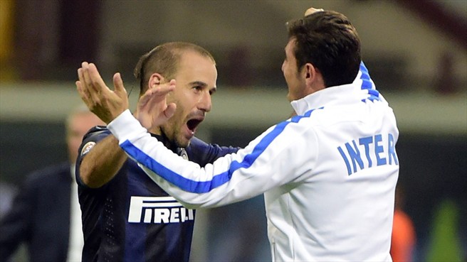 خاویر زانتی - رودریگو پالاسیو|رودیریگو پالاسیو نیز همانند ایکاردی خوشحالی بعد از گل خود را با خاویر زنتی تقسیم کر