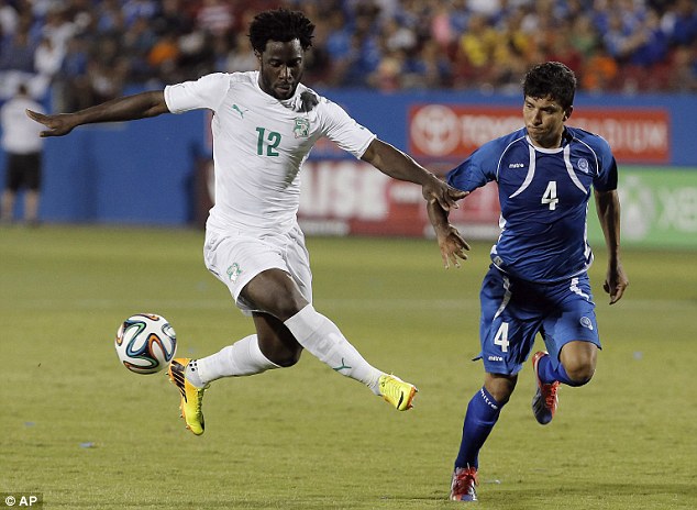 ویلفرد بونی|کنترل توپ هافبک ساحل عاج بونی در جریان بازی با السالوادور.