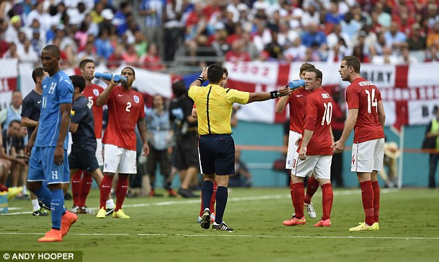 انگلستان|بازیکنان برای مدتی زمین را ترک کردند ولی زود بازگشتند.