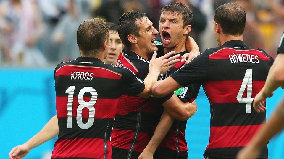 توماس مولر|شادمانی توماس مولر ، مهاجم تیم ملی آلمان بعد از گلزنی مقابل آمریکا.