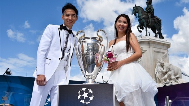 جام قهرمانی لیگ قهرمانان اروپا|روز ازدواج یک زوج با همراهی جام لیگ قهرمانان اروپا در شهر لیسبون شیرین تر می شود.