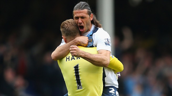 ديميكيليس - جو هارت|شادی دیمیکیلیس و هارت بعد از باز کردن دروازه اورتون برای بار سوم.