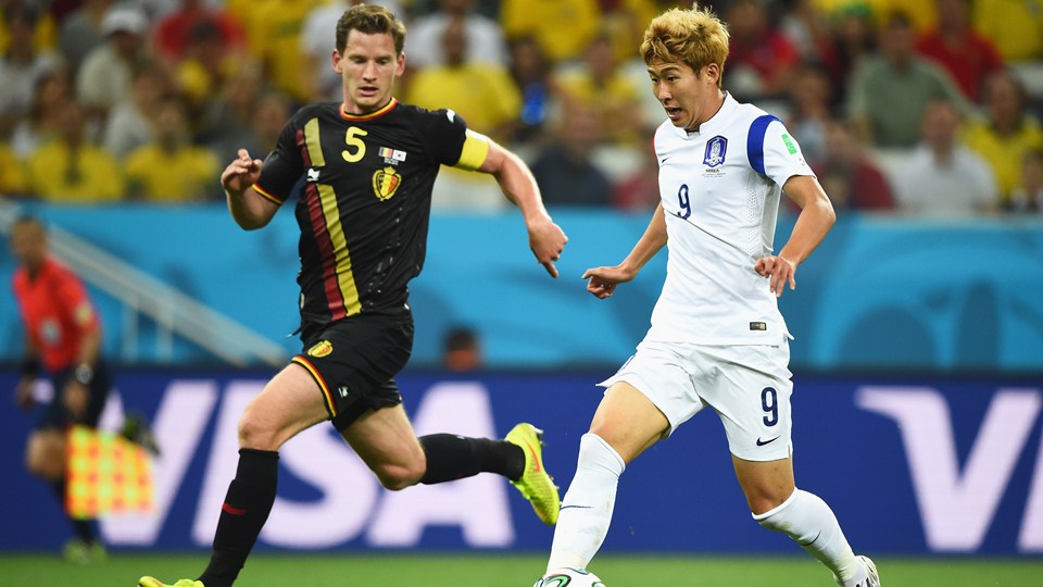 یان ویتونگِن|تقابل یان ویتونگِن، بازیکن تیم ملی بلژیک بازیکن کره بر سر گرفتن توپ.