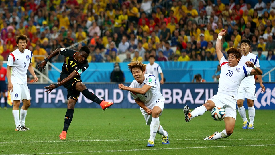 دایوُک اوریجای|شوت خطرناک از دایوُک اوریجای مهاجم بلژیک به سمت دروازه کره جنوبی.