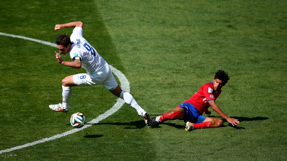 یِلستین تِژیدا - لمپارد|کنترل توپ توسط بازیکن انگلستان ، فرانک لمپارد در مقابل بازیکن اروگوئه.