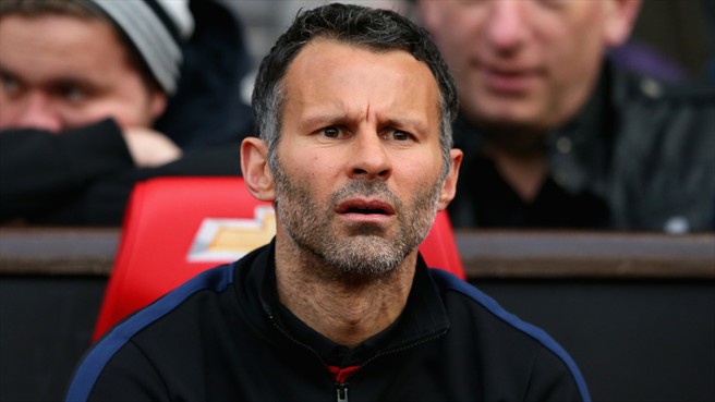 رایان گیگز|خیره شدن رایان گیگز به بازی و پر از تفکر