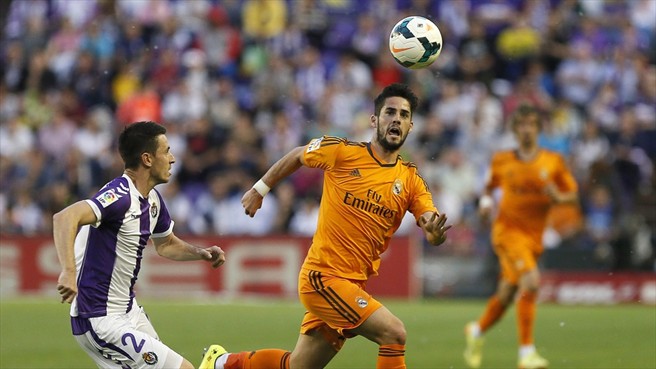 ایسکو - آنتونیو روکاوینا|تلاش ایسکو برای قاپیدن توپ از بازیکن وایادولید