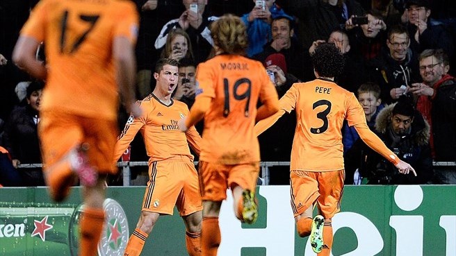 کریستیانو رونالدو|رونالدو به زدن نهمین گل خود در مرحله ی گروهی در بازی برابر کوپنهاگن روکورد رود فان نیستلروی را می شکند.