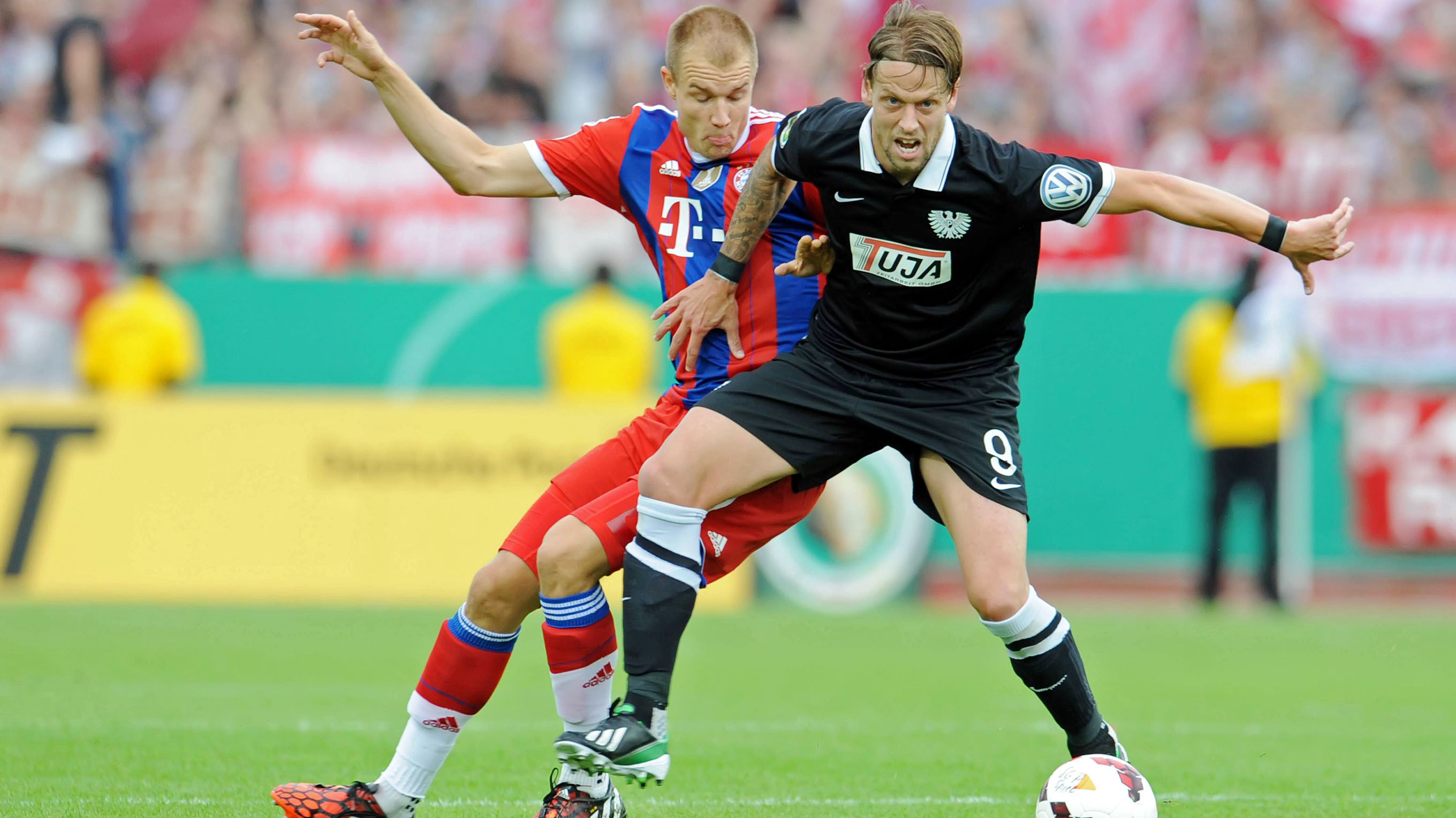 درگیری بازیکنان بر سر توپ|بایرن مونیخ 4-1 پروسن موئنستر / جام حذفی آلمان