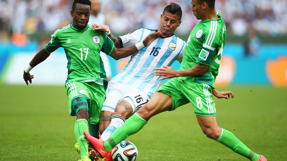 مارکو روجو|تقابل دو بازیکن از آرژانتین و نیجریه برای گرفتن توپ.