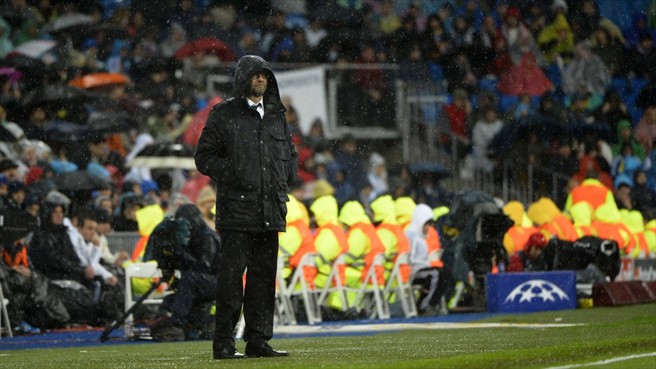 یورگن کلوپ|یورگن کلوپ، مربی دورتموند، زیر باران، در بازی برابر رئال مادرید.