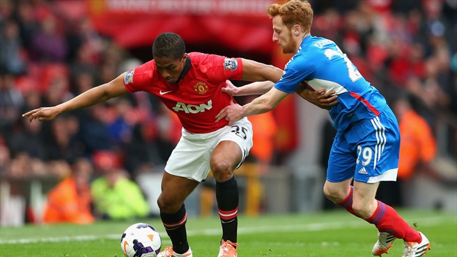 لوییس آنتونیو والنسیا - اِستیفِن کوئین|تلاش های فراوان والنسیا برای گلزنی مقابل هال سیتی