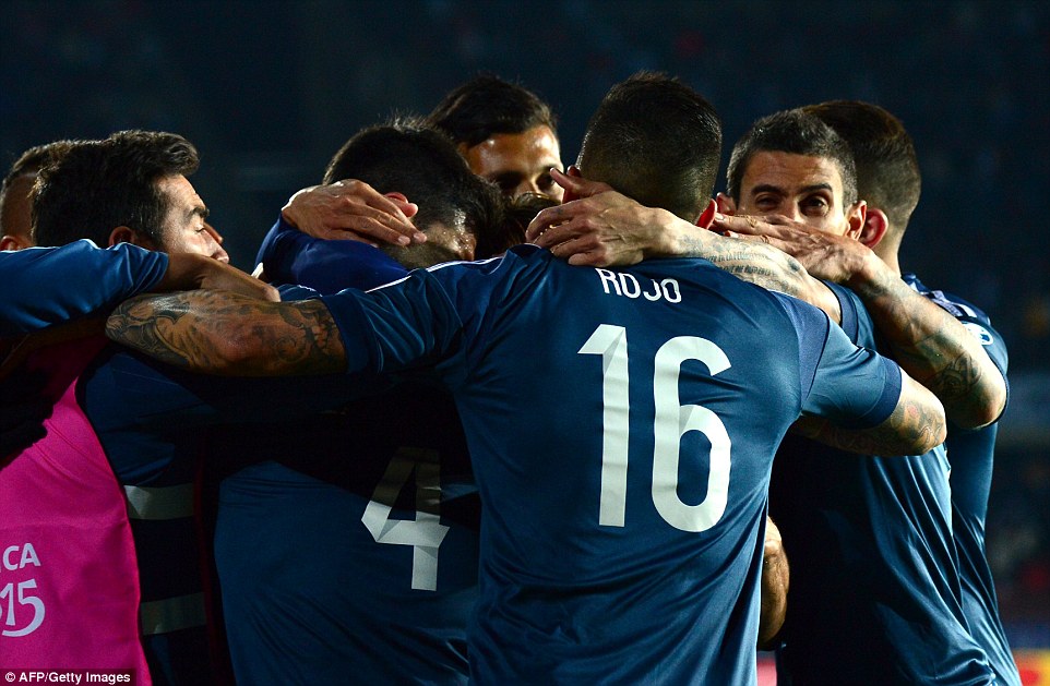 شادی بازیکنان آرژانتین بعد از گلزنی آگوئرو|آرژانتین 1 - 0 اروگوئه / کوپا آمریکا 2015