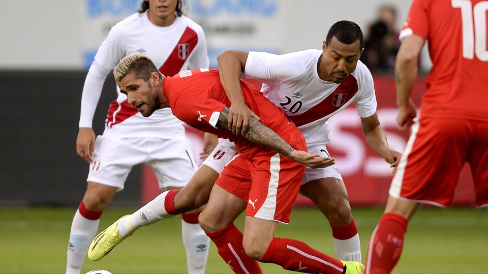 والون بهرامی|درگیری بازیکن سوئیس والن بیرامی  برای عبور از بازیکن پرو.