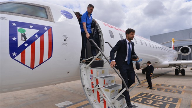 دیگو|دیگو از باشگاه اتلتیکو ماردید همراه با سایر هم تیمی ها برای دیدار در فینال لیگ قهرمانان اروپا برابر رئال مادرید، در فرودگاه شهر لیسبون از هواپیما پیاده می شود.