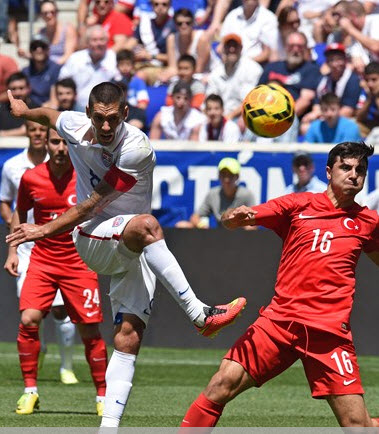 کلینت دمپسی|شوت زنی های خطرناک و متعدد بازیکنان آمریک به سمت دروازه ترکیه