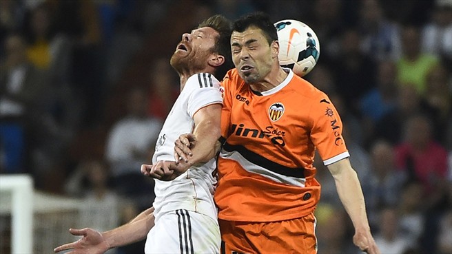 ژابی آلونسو - خاویر فوگو|برخورد آلونسو فیوگو روی هوا برای گرفتن توپ.