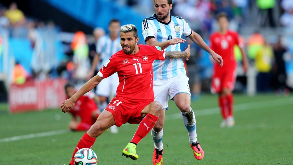 والون بهرامی - هیگواین|کنترل توپ توسط والون بهرامی از سوئیس در مقابل هیگواین.