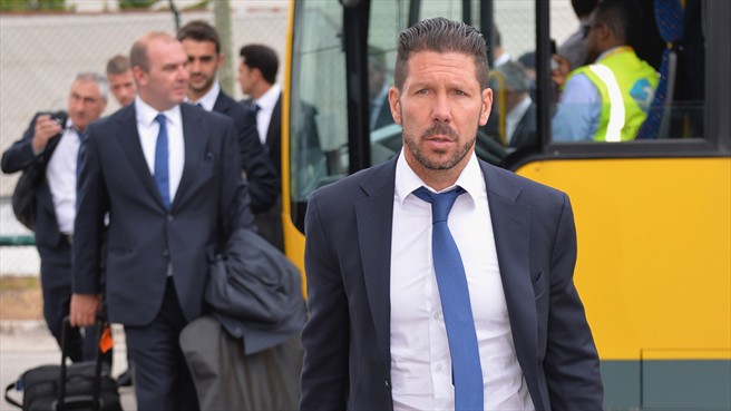 دیگو سیمئونه|دیگو سیمئونه، سرمربی باشگاه اتلتیکو مادرید، برای دیدار در فینال لیگ قهرمانان اروپا برابر رئال مادرید، همراه با شاگردان خود  به فرودگاه شهر لیسبون می رسد.