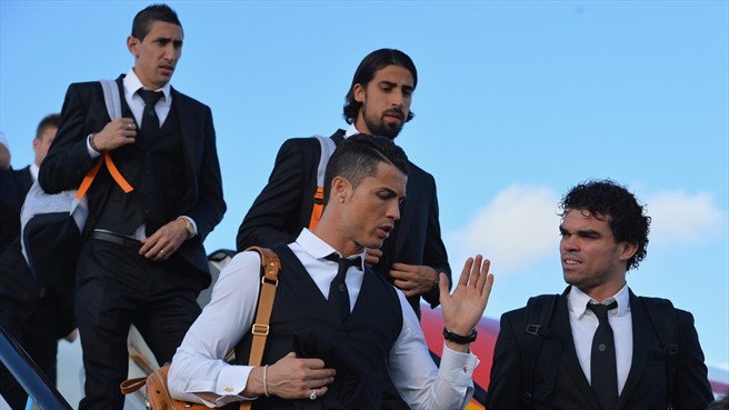 کریستیانو رونالدو|کریستیانو رونالدو از باشگاه رئال مادرید همراه با سایر هم تیمی های خود برای دیدار فینال لیگ قهرمانان اروپا برابر اتلتیکو مادرید، در فرودگاه لیسبون از هواپیما پیاده می شود.