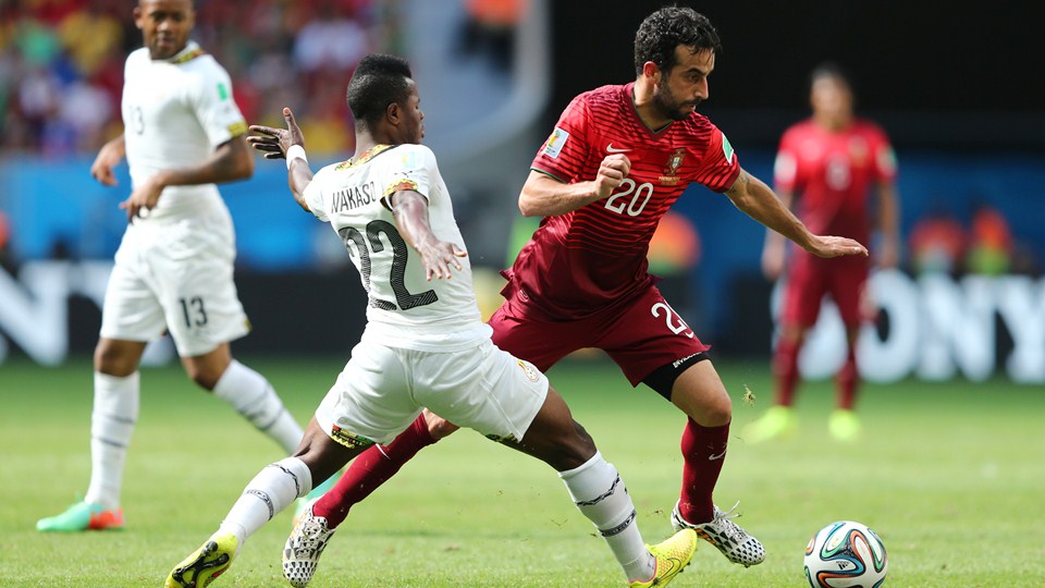 روبن آموریم -  مووبارک|تقابل مووبارک  از غنا با بازیکن پرتغال،روبن آموریم در میانه زمین.