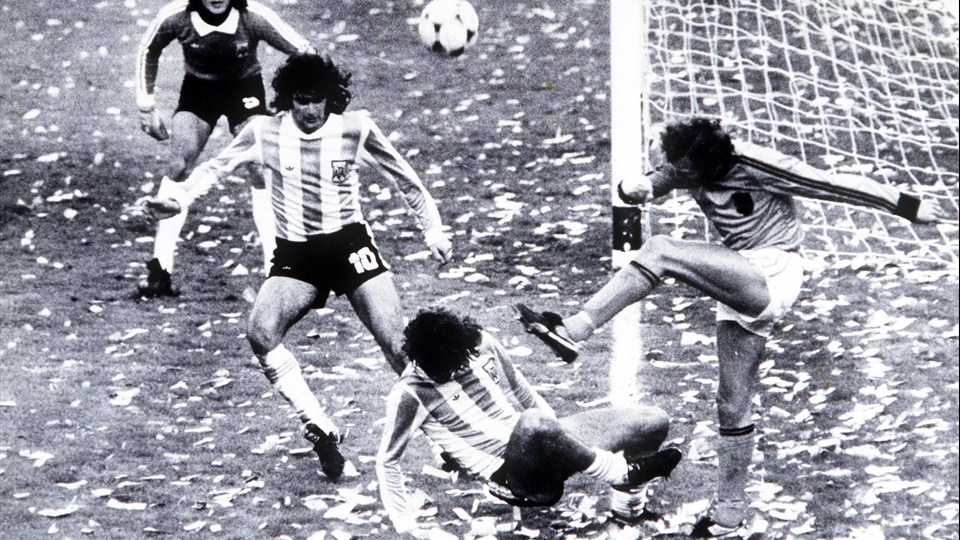 جان جهانی 1978|جام جهانی 1978، بوینس آیرس، آرژانتین، 25 ژوئن 1978، آرژانتین 3 – هلند 1. ماریو کمپس از آرژانتین در کار دفاعی به تیم خود می کند.