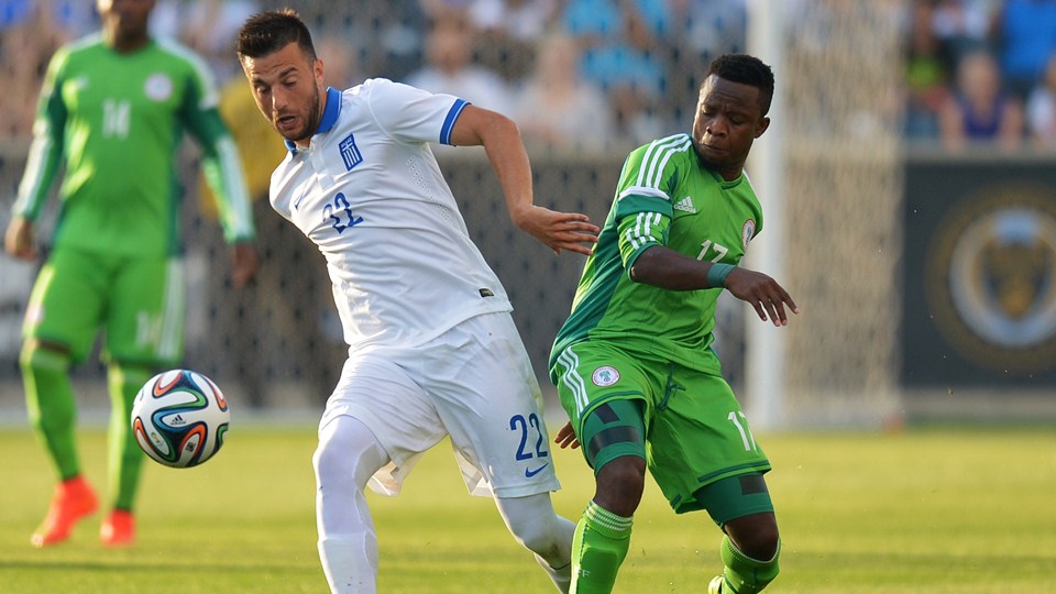 آندریاس ساماریس - اوژنی اونازی|درگیری ساماریس با اونزایی برای گرفتن توپ.