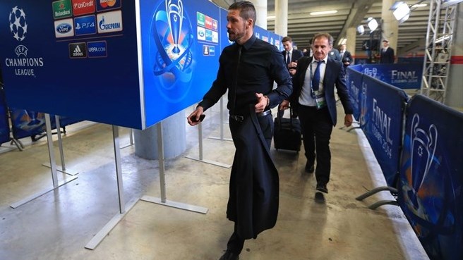 دیگو سیمئونه|دیگو سیمئونه تیم خود را به ورزشگاه راهی می کند.