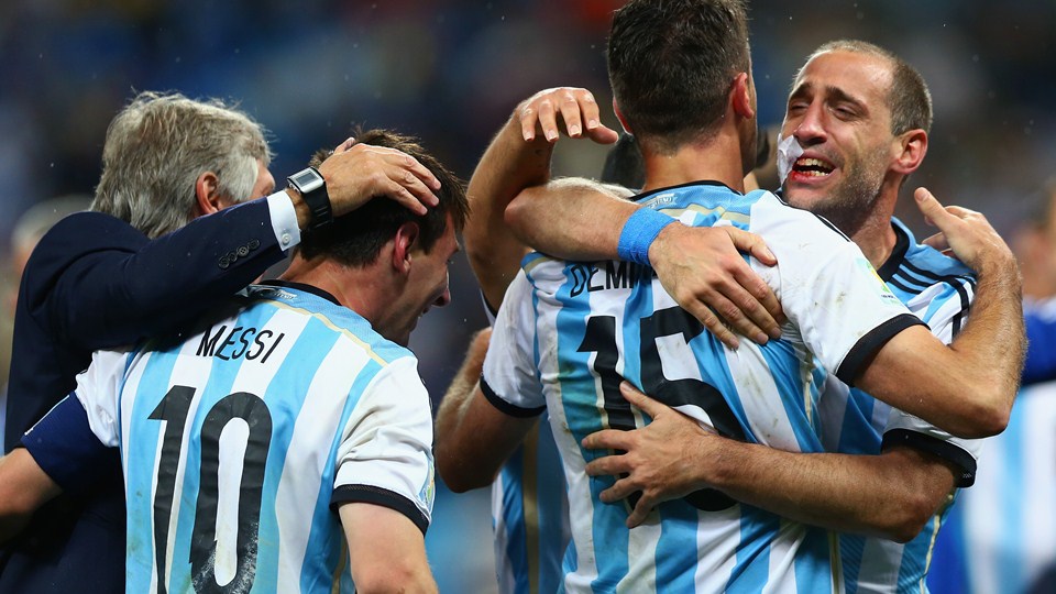 لیونل مسی - زابالتا - مارتین ديميكيليس|شادمانی بازیکنان تیم ملی آرژانتین بعد از پیروزی در ضربات پنالتی و صعود به فینال جام جهانی.