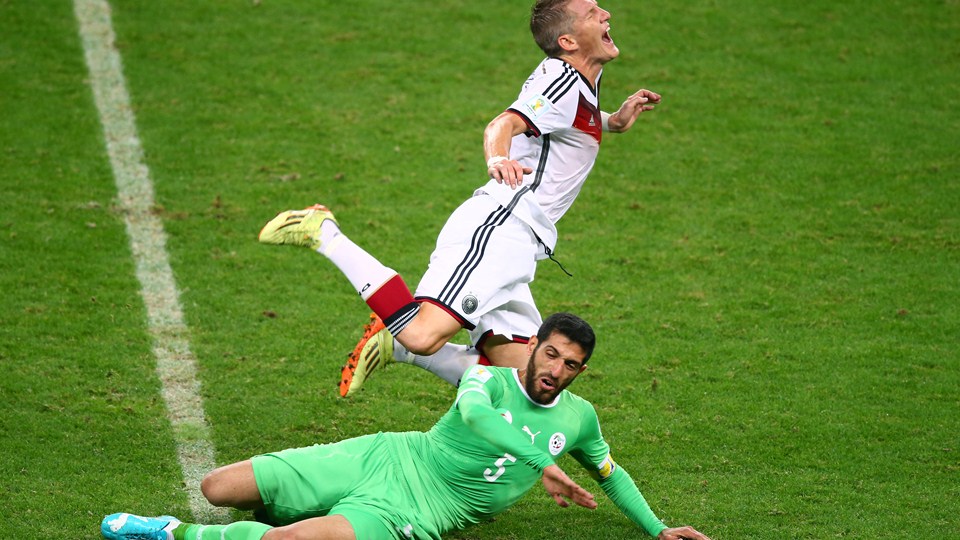 رفیق حلیچ - باشتین شوانشتایگر|تکل بلند رفیق حلیچ، بازیکن الجزایر روی پای باشتین شوانشتایگر از المان.