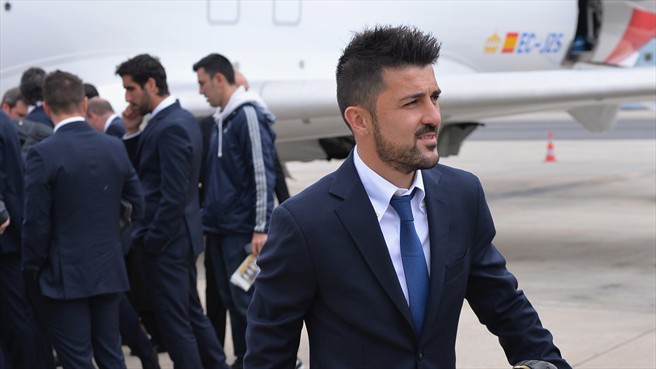 داوید ویا|داوید ویا از باشگاه اتلتیکو ماردید همراه با سایر هم تیمی ها برای دیدار در فینال لیگ قهرمانان اروپا برابر رئال مادرید، در فرودگاه شهر لیسبون از هواپیما پیاده می شود.