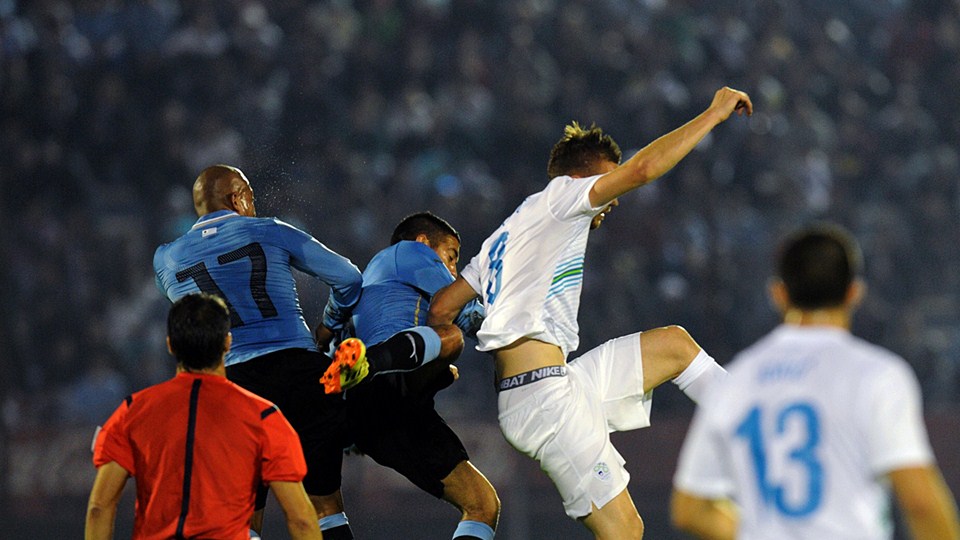 والتر گارگانو|پرواز بازیکنان اروگوئه برای زدن ضربه سر اول.